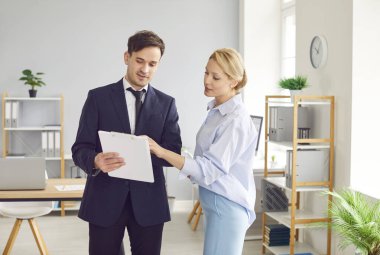 Profesyonel iş arkadaşlarıyla görüşüyor, müzakere ediyor ve ofiste buluşuyorlar. Ortaklıkları, işbirliği ve takım çalışması güçlü bir topluluğu ve başarılı sonuçları teşvik eder..