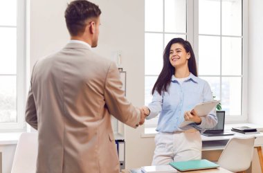 Ofis tokalaşması, kadın ve erkek el sıkışması, nazik etkili pazarlıklar, anlaşma yapmak, iş ortağı veya saygıyı selamlamak, iş arkadaşlarının ilişkilerde işbirliği eşitliği