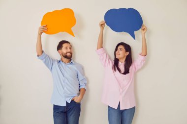 Yukarıda kağıt konuşma balonları olan genç mutlu çift, erkek, kadın mutlu iletişim, diyalog. İnsanlar bilgi iletir, duygularını ifade eder, iyi bir sohbet, sohbet, yakın ilişkilerde sohbet.