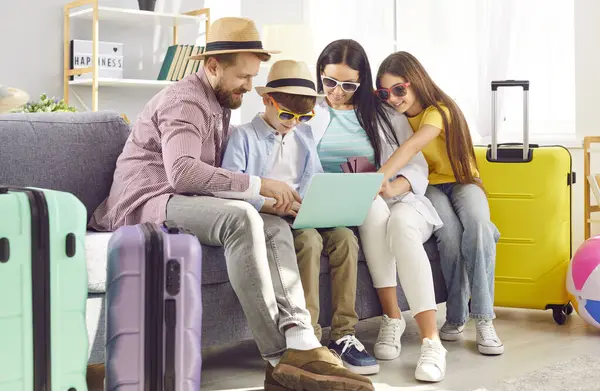 Evde aile tatili planlamak, internet gezisi seçerken mutlu olmak, tatil için hazırlanmak. Aileler, çocuklar, keyif alma hayalleri, yaz tatili, deniz yolculuğu, otel rezervasyonu.