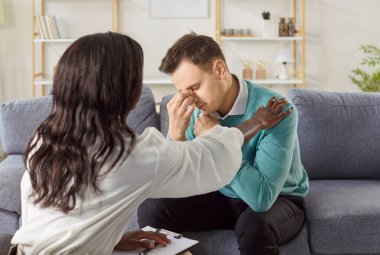 Afrikalı Amerikalı psikiyatristler, psikologlar, insanları destekleyen, profesyonel bağlılık ve şefkat gösteren, tedavi veren, tedavi sağlayan, yardım sağlayan, teşhis koyan, psikoterapi uygulayan,