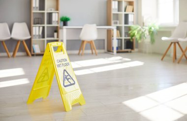 Sarı dikkat, ıslak zemin, boş ofis odası, temizlik servisi, profesyonel temizlik, temizlik binası ve ofis alanı, temizlik işi, temizlik işi, ev işleri.