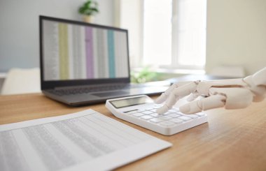 Robotik el, hesap makinesinde mekanik kol sayımı, muhasebe işlemleri, dizüstü bilgisayar kontrol borsa verileri, yapay zeka destekli muhasebe yazılımı büyüme için hisse senedi bilgileri