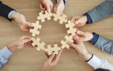 Ortak dayanışma ekibi yapboz dairesi eşleşmesi, iş ortaklığını gösteren takım çalışması parçaları, eller ofiste birleşir, iş adamları takım çalışması fikri için bir araya gelir. 