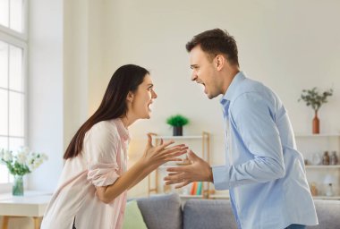 İki kadın ve erkek tartışıyor ve birbirlerine bağırıyorlar, kavga ediyorlar ve ilişki sorunları yaşıyorlar, boşanmak istiyorlar, kızgın bir şekilde el kol hareketi yapıyorlar, yanlış anlaşılma yaşıyorlar. Aile kavgası konsepti