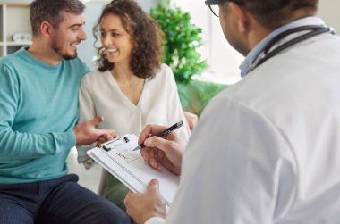 Doktor, genç aile çiftleri için Rx reçetesi yazıyor. Mutlu erkek ve kadın birlikte sağlık ve hamileliği geliştirmek ve planlamak için testler yapmak ve ilaç almak için tıp uzmanlarını ziyaret ederler.