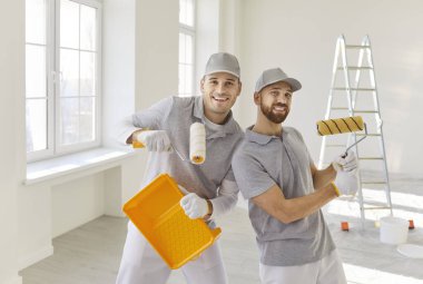 Profesyonel komik boya servisi, boyacı takımı, inşaat işçileri, hazırlık yapan, bitirme işi yapan üniformalı adamlar, oda renk duvarları, apartman dairesi yenileme, bakım ve onarım işleri.