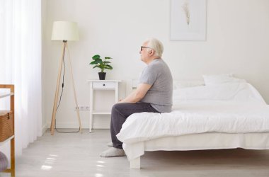 Büyükbaba evde tek başına mutsuz, yaşlı adam yatakta oturuyor uykusuz, olgun bir hasta uykusuzluk çekiyor, sağlık sorunları var, kendini yalnız hissediyor, hastanedeki huzurevlerinde kayıp hissediyor.