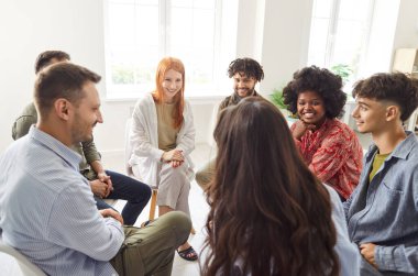 Bir grup genç öğrenci ya da meslektaşları daireler çizerek oturmuş arkadaşlarının bir şeyler söylemesini dinliyorlar. Olumlu insanlar toplanıyor, gülüyorlar, birlik ve takım çalışması sergiliyorlar..