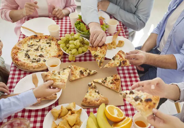 Masada aile yemeği, evde birlikte yemek yemek, partide buluşmaktan keyif almak, İtalyan fast food pizzası yemek, ebeveynler, büyükanne ve büyükbabalar, hafta sonu çocuk toplantısı. 