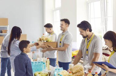 Yardımsever gönüllü ekip, çeşitli mültecilere ücretsiz gıda ve temel yardım bağışı yapıyor ve ihtiyacı olan insanlara bağışta bulunuyor. Sadaka, gıda bankası hisseleri, temel ihtiyaçlar..