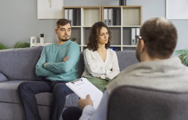 Aile çifti ilişki çatışması veya tartışma sırasında psikologla terapi seansına katılır, profesyonel bir ortamda doktordan günlük bakım ve odaklanmayla yardım alır..