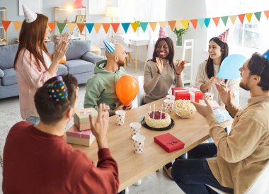 Arkadaşlar mutlu yıllar mum pasta kutlaması, arkadaş canlısı grup portresi parti için birlikte alkış, gülen insanlar toplanıyor eğleniyor, eğleniyor, büyük mutluluklar diliyor, neşe, neşe diliyor.