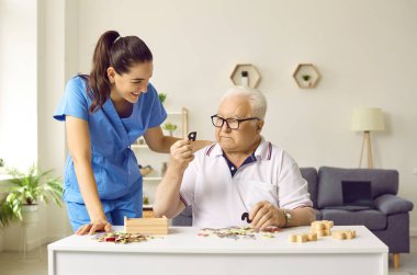 Dost canlısı genç bir hemşire ya da sosyal hizmetler görevlisi yaşlı bir adama huzur evinde yapboz oyununu çözmesi için yardım ediyor. Bunamayı önlemek için hafıza eğitimi kavramı.