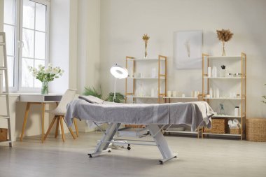 Klinik dolabı, kaplıca salonundaki boş güzellik servisi odası, dermatologlar tıp doktoru, güzellik uzmanı iş yeri bölgesi rahat kanepe, lamba.