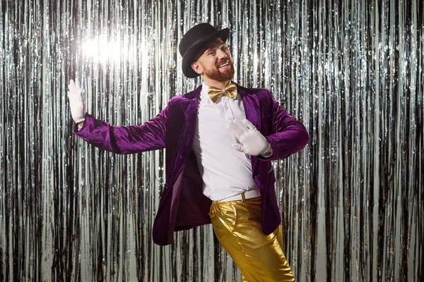 Parlak mor takım elbiseli, altın pantolonlu ve disko partisinden zevk alan siyah şapkalı komik bir gencin portresi. Gece kulübünde gümüş folyoyla eğlenen bir erkek..