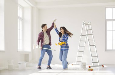 Yeni evin yenilenmesi sırasında duvarları boyarken birlikte dans ederek mutlu bir aile kutlaması. Mutlulukları takım çalışmasını, inşaat çalışmalarını ve paylaşılan mutluluğu yansıtıyor..