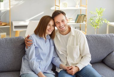 Sağlıklı bir ilişkide evde bakım seven, gülümseyen bir aile, ev aldıktan sonra evli bir çifte yakın oturmak, mutlu ipotek anlaşmaları, apartman kiracıları, apartman sahipleri, taşınma hizmetleri.