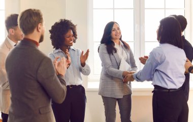 Tebrikler, yeni ofis çalışanını hoş karşılama, mutlu şirket takımı, birlik gösteren grup, insan kaynakları patronu müşterileri saygıyı, anlaşma anlaşmasını, yeni kariyer fırsatını ifade etmek için selamlıyor