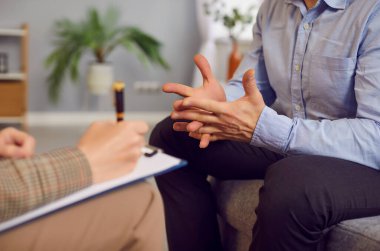 Terapi seansı sırasında bir hastayla konuşan psikolog psikoterapi, destek ve yardım sağlıyordu. Hasta akıl sağlığını iyileştirme amaçlı konuşma ve istişareler.