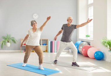 Yaşlı çift rehabilitasyon merkezinde esneme egzersizleri yapıyor, yakın plan. Fizik tedavinin son sınıfları kutlu olsun. Yaşlı çift kavramı, alternatif terapi, aktif rehabilitasyon, iyileşme