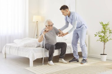 Doktor ya da bakıcı yaşlı bir hastayı rehabilitasyon sırasında yürümelerine yardım ederek bakımevinde destekler. Sağlık hizmetleri anında temel bakım, yardım ve iyileşme desteği vurgulandı.