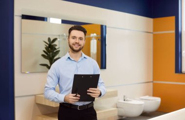 Satış danışmanı yöneticisi gülümsüyor, satıyor, dağıtıyor ve pazarlıyor, müşterilerin seçmelerine yardımcı oluyor, müstakbel daire, iç mimar, malzeme, çalışan portresi gibi tesisatçıların tamiratlarını yapıyor.