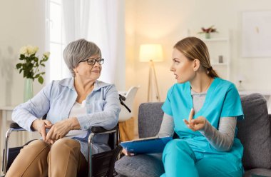 Tekerlekli sandalyedeki yaşlı hasta bir doktor, hemşire ya da bakımevinden tıbbi danışma alıyor. Engelliler için sağlık, destek ve profesyonel bakım.