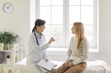 Feminist sağlık kliniği, ilgili kadın doktor toplantısını desteklemek, selamlamak, danışmanlık yapmak, jinekoloji, cinsel sağlık, doğurganlık, menopoz, 