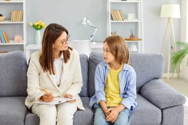 Çocuk psikoloğu genç bir çocuğa sorarak, konuşarak, sempati göstererek, tavsiye vererek, sağlık, akademik destek vererek, sosyal destek vererek, genç ve akıl hocası gibi kişisel konuşmalar yaparak rahatlatıyor.