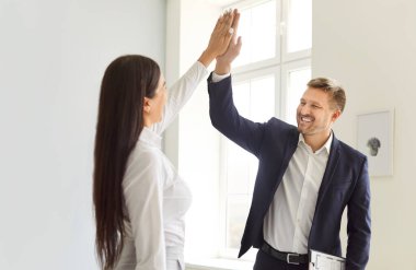 Profesyonel mimar ya da tasarımcı, tasarım projesini ya da yeni dairenin tamirini tartıştıktan sonra genç ve mutlu bir kadınla beşlik çakıyor. Emlak piyasası kavramı.