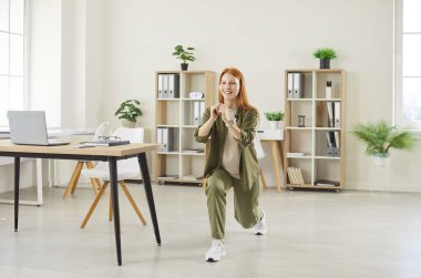 Ofis yogası yapan kadın, yoğun masa başı işlerinin rahatsızlığını en aza indirmek için diz pozu veren, stresten kurtulmak için uzun çalışmalardan sonra dinlenen, işyerinde verimlilik profesyonel egzersizi yapan kadın.