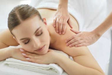 Masaj terapisti omuz için sırt masajı yapıyor, spa asistanı ağrı kesici tekniğini kolaylaştırıyor, kas gerilimini azaltıyor, stresi azaltıyor, bayan müşteriyi tedavi ediyor, salonda kişisel sağlık hizmeti veriyor.