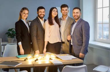 Pozitif ve mutlu bir iş adamının grup portresi. Mutlu ekip ve iş arkadaşları işbirliği içinde. Takım çalışmasına ve güçlü iş ilişkilerine sahip profesyonel ortam.