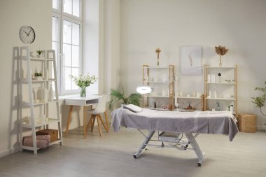 Kozmetik salonu, profesyonel mobilyalı boş modern dolap, kaliteli temiz ekipman, müşteriler için karşılama atmosferi, tıbbi kanepe, tedavi ve prosedürlere hazır lamba