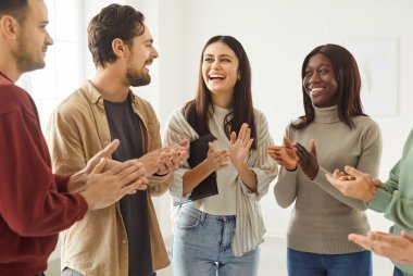 Olumlu melez kadınlar ve erkek arkadaşlar birlikte olmaktan memnuniyet duyarlar, daire çizip alkışlarlar, yüzünde geniş bir gülümsemeyle, yurtdışından bir arkadaşla tanışmaktan mutluluk duyarlar, onu çok özlemişlerdir.