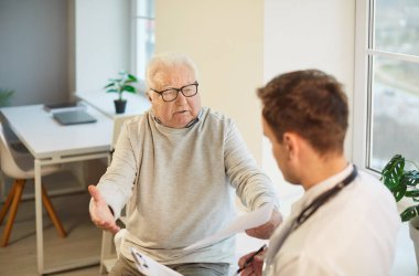 Yaşlı bir adam doktorla randevusu varken sağlık sorunlarından şikayet ediyor, tavsiye ve reçete istiyor, danışmanlık alıyor, ciddi hastalıkların üstesinden gelemediği için hayal kırıklığına uğramış görünüyor