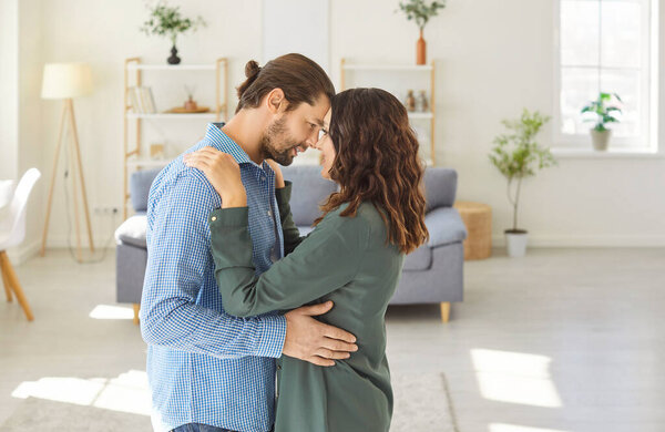 Любящая пара близкие объятия и уход, семья празднуют переселение в современные квартиры, муж, жена чувствуют себя счастливыми жить вместе, наслаждаться браком, переезд новой квартиры, начиная новую жизнь гармоничные отношения