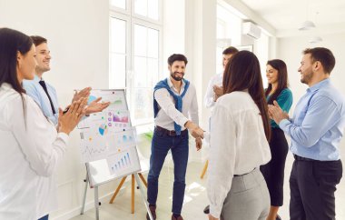 Profesyonel erkek lider sunucu ofis toplantısından sonra el sıkışması, iş adamı koç akıl hocası, ters grafikle ilgili grafik çizelgesi kurumsal grup çalışması eğitimi hakkında açıklama 