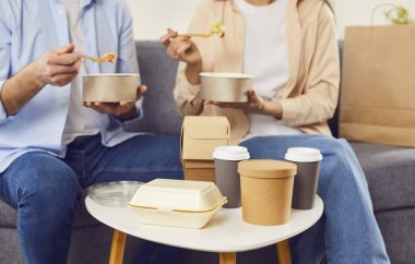 Aile fertlerinin yemek yiyip, yemeğin tadını çıkardıkları ya da evde yemek yedikleri bir yer. Fast food ve içecek dolu kaplar masada, yemek zamanı atmosferi yaratıyor..