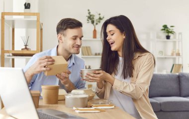 Mutlu evli çift evlerinde bir masada oturur, paket yemek yer ya da yemek dağıtırlar. Yemekleri neşe ve mutlulukla dolu, birlikte yemek yemenin mutluluğunu vurguluyorlar..