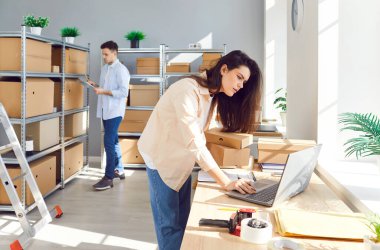 Lojistik ya da dağıtım merkezindeki masada çalışan bir bayan yönetici. Depodaki depoda müşterinin siparişini hazırlayan erkek bir meslektaşla birlikte. Envanter ve teslimat konsepti.