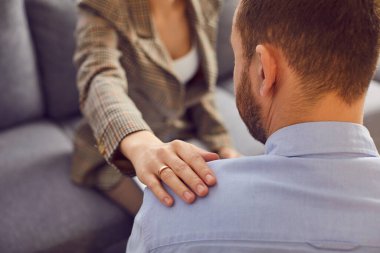 Omuz desteği, nazik bir jest, şefkatli bir kadın, empati gösteren bir erkeğe dokunuyor. Psikolog, psikiyatrist toplantı, yardım, aile bakımı, yardım, anlayış eşi