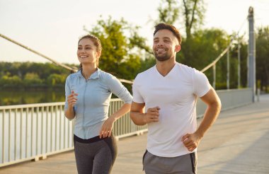 Sabah koşuşturması mutlu aktif çiftler, kadın ve erkek birlikte dışarı koşuyorlar. Kendine güvenen koşucuların sağlıklı kardiyo eğitimi, hareket halindeki koşucuların portresi. Spor, egzersiz konsepti