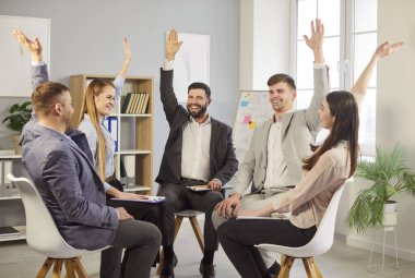 Ekip ve gruptaki iş adamları toplantı sırasında toplanır, şirket başarısını el ele kutlarlar, takım çalışmasını ve işbirliğini neşe içinde profesyonel bir ortamda gösterirler..