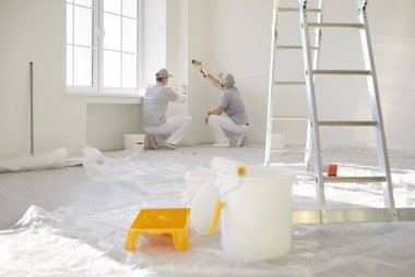 Boya işçileri, inşaat işçileri, hazırlık için üniforma giyen profesyonel tamirciler, oda tamiri görevleri, dairedeki renk duvarı, yenileme işleri...