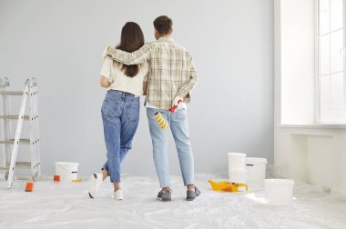 Yeni evin tadilatı sırasında duvarları boyarken birbirine sarılıp hayal kuran bir çiftin arka planı. İnşa ve iyileştirmeler üzerinde çalışırken, hassas anlar birlikteliği vurguluyor.