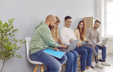 Bir grup mutlu, zeki insan ofis başkanı randevuyu bekliyor, arkadaşça sohbet ediyorlar. İş ortaklığı ve liderlik koçluğu, eğitim pratiği, sağlıklı ofis iletişim kültürü