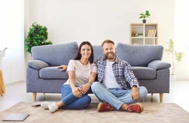 Genç, mutlu, rahat aile çiftleri ev sahipleri ya da kiracılar rahat koltuğun yanında halının üzerinde oturmuş, kaygısız hafta sonu tatilinin tadını çıkarıyor. Yeni çağdaş daireye taşınmayı kutluyorlar.