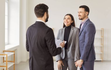 Birkaç müşteri ve emlakçı sözleşme şartlarını tartışmak için bir araya geldiler, yeni mülkleri gezdiler, gayrimenkul yatırımları seçeneklerini değerlendirdiler, boş daireleri gösterdiler.